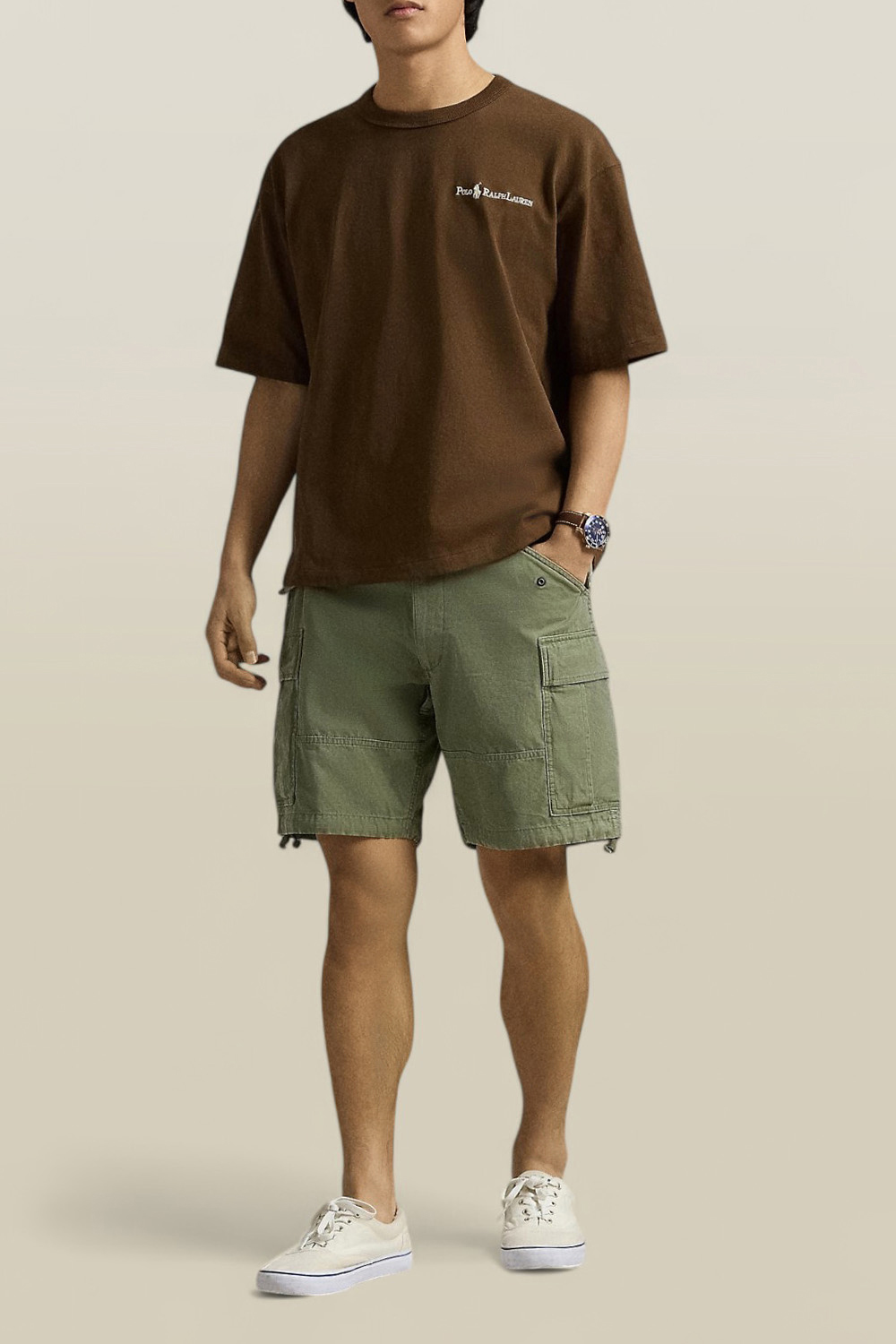 תמונת כל הלוק של חולצת טי